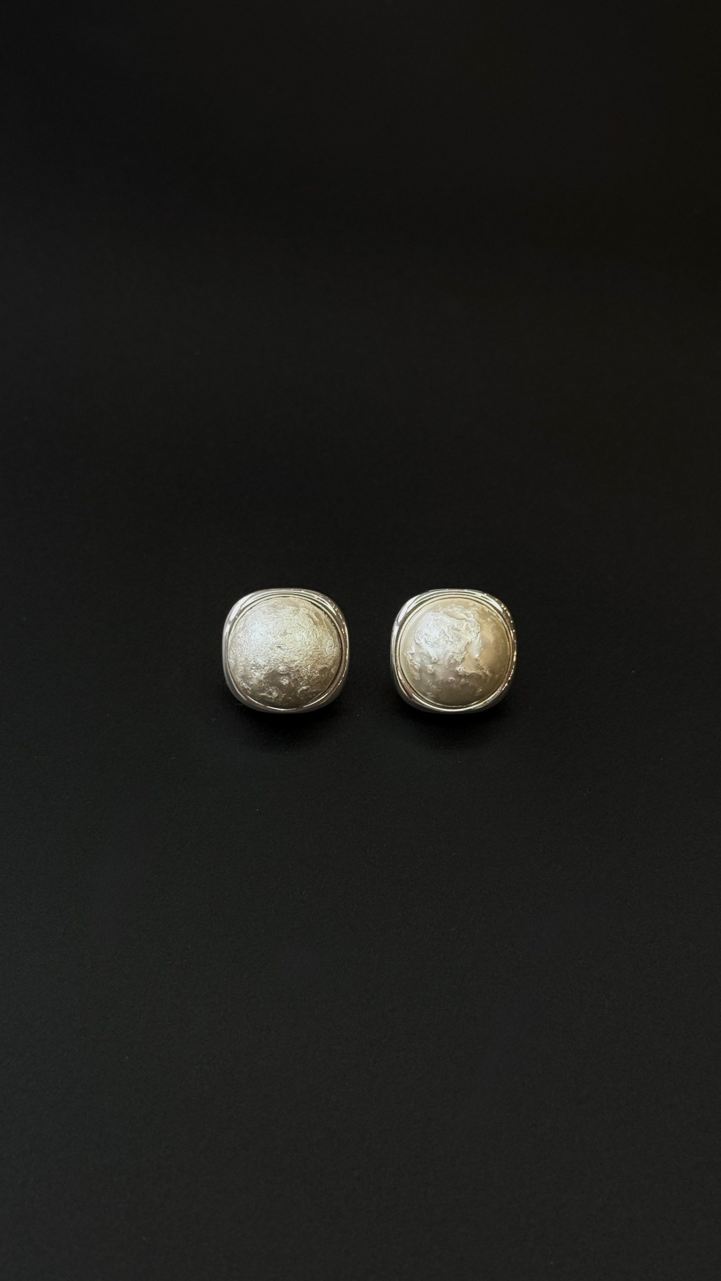 Серьги гвоздики из латуни в родие с хлопковым жемчугом