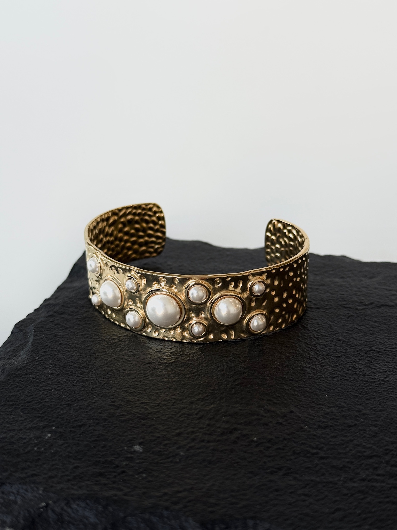 Браслет из латуни в позолоте с жемчугом