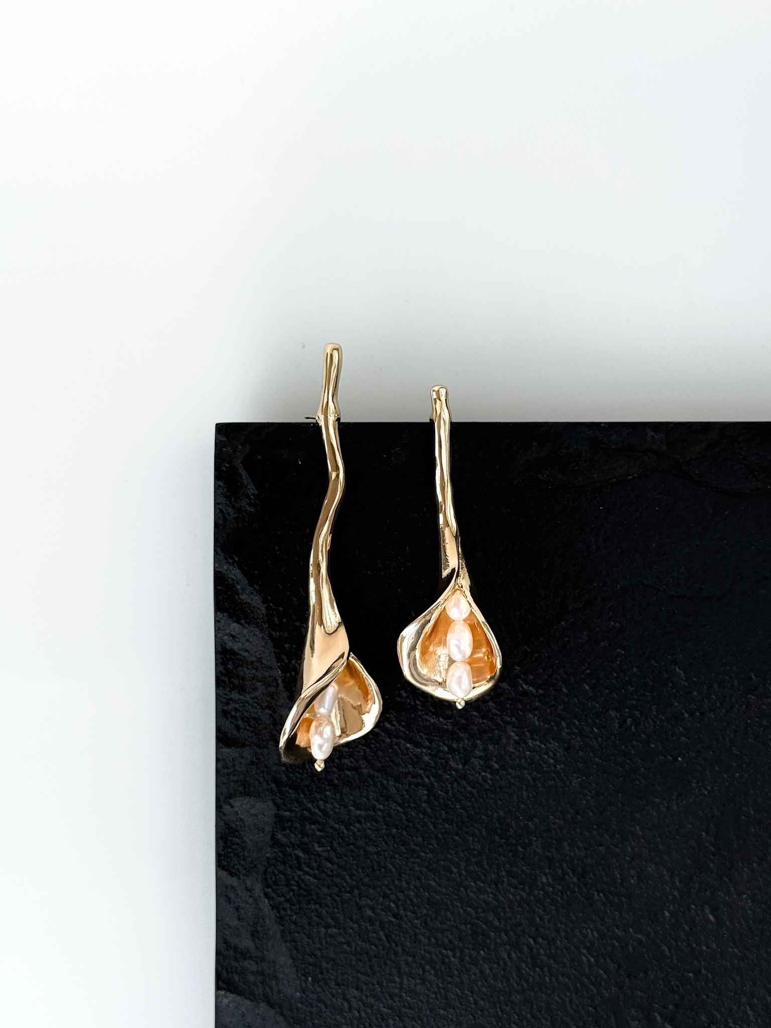 Серьги из латуни в позолоте с жемчужинами