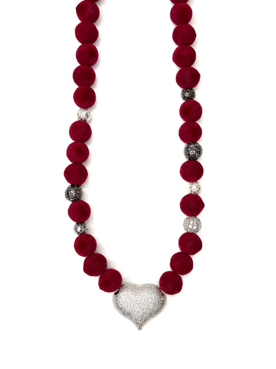 Колье из латуни в родиевом покрытии из бархатных бус