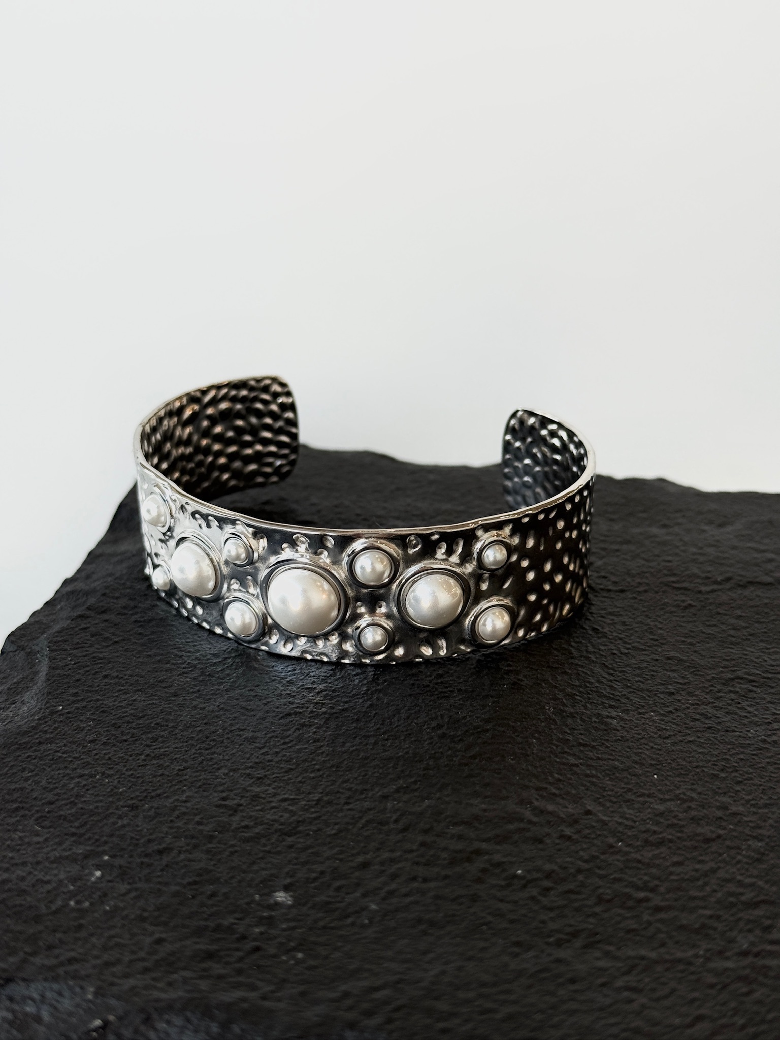 Браслет из латуни в родиевом покрытии с жемчугом