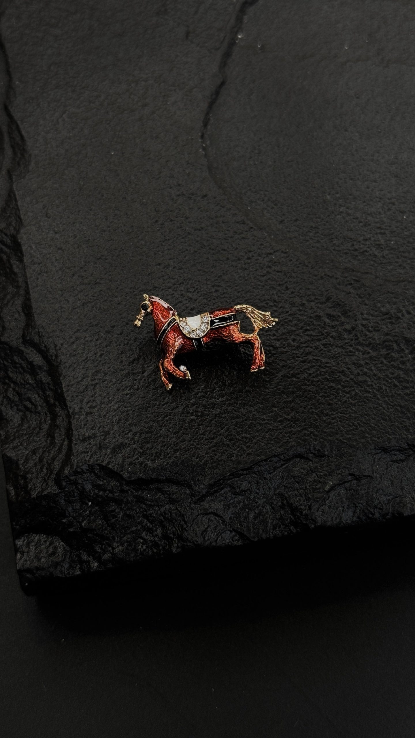 Брошь «лошадка» красная