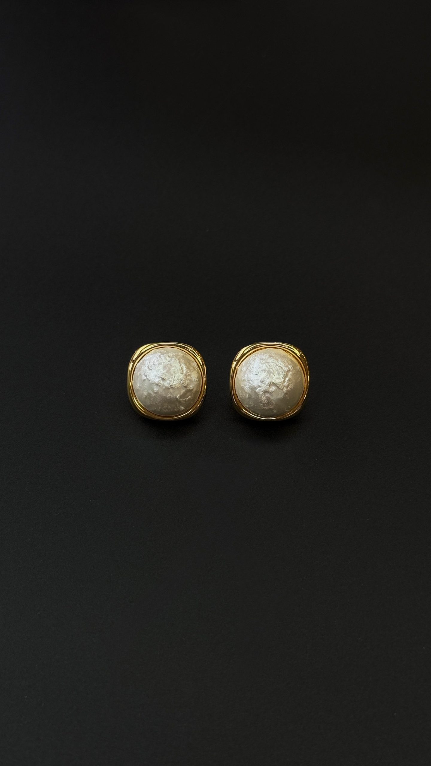 Серьги гвоздики из латуни в позолоте с хлопковым жемчугом