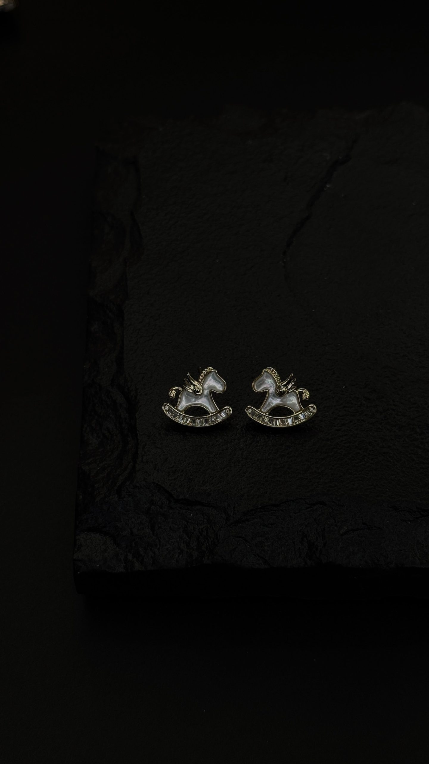 Серьги из латуни в позолоте с перламутром и фианитами "лошадки