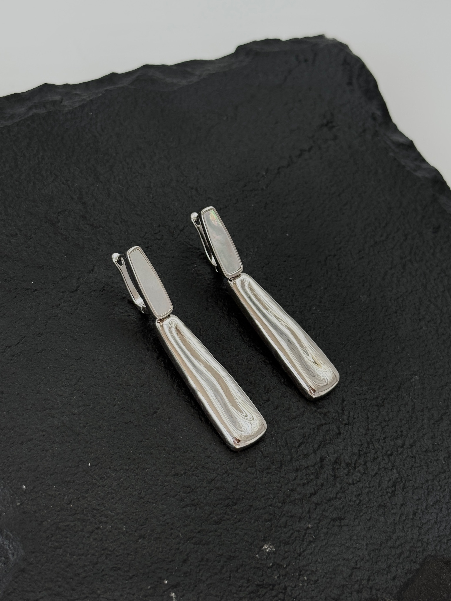 Серьги из латуни в родиевом покрытии с перламутром