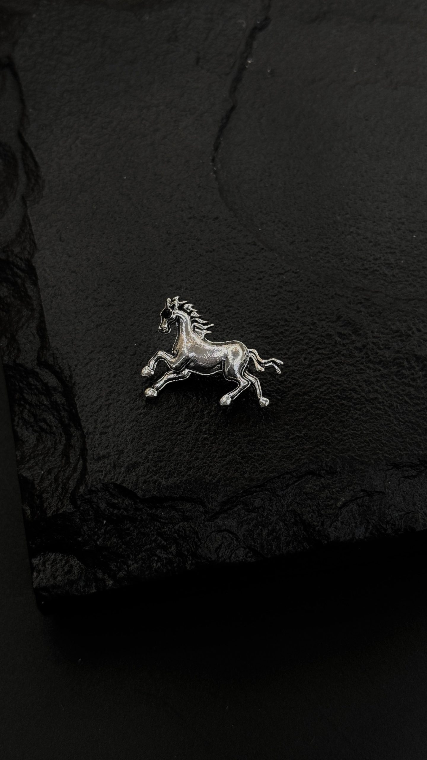 Брошь «лошадка» в родиевом покрытии