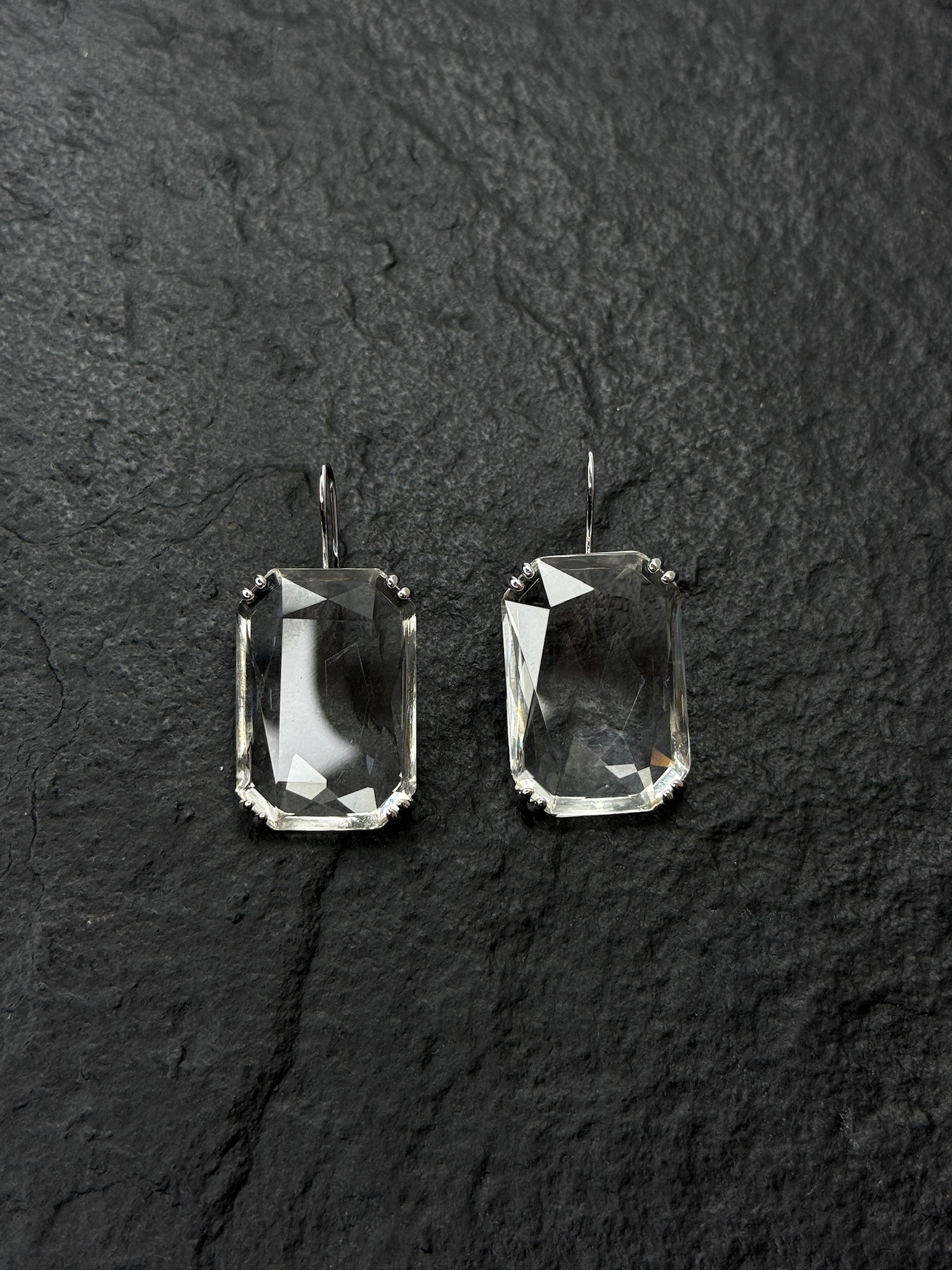 Серьги с крупными вставками из ювелирного стекла в родиевом покрытии