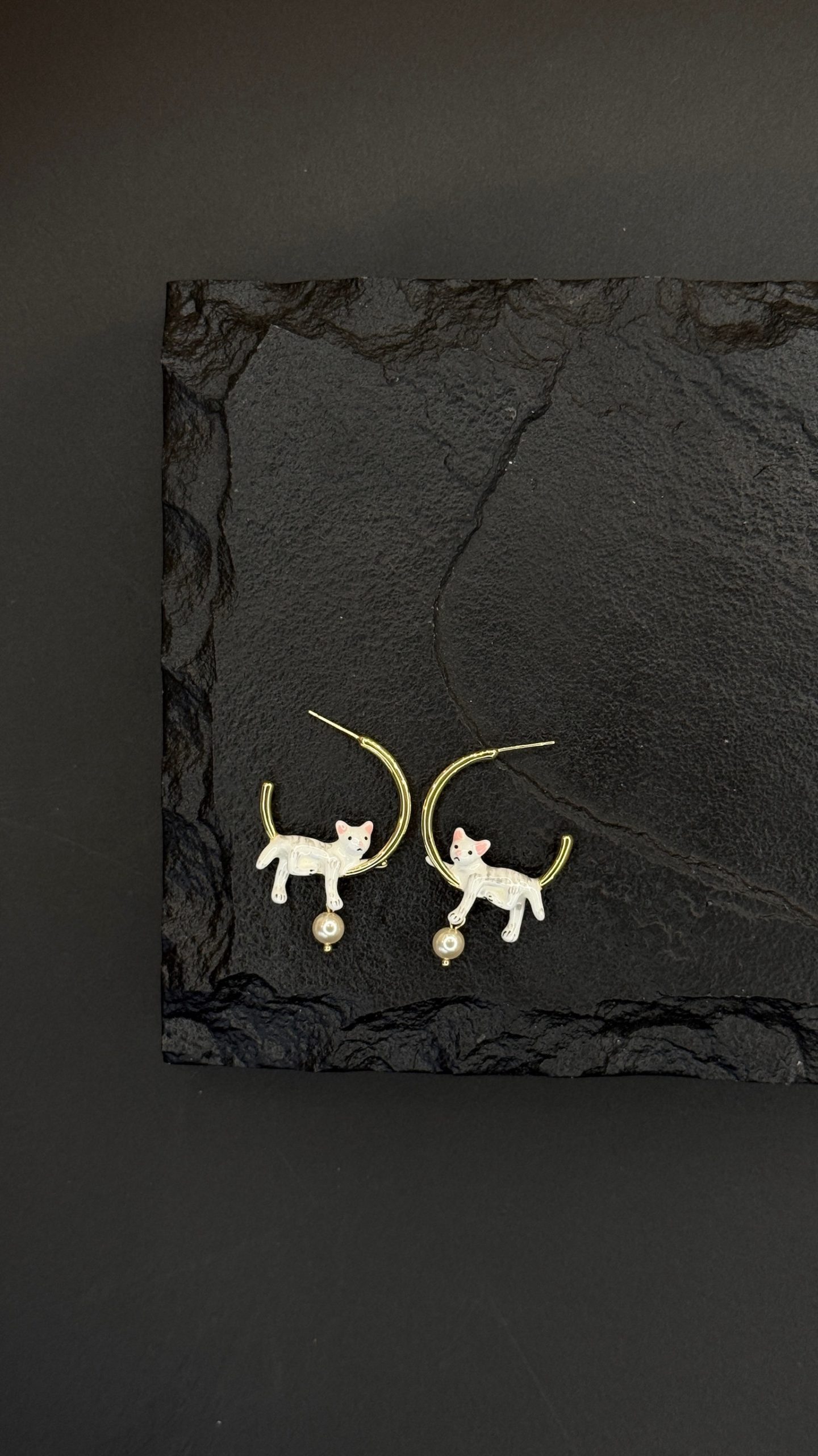 Серьги из латуни в позолоте белые "котики