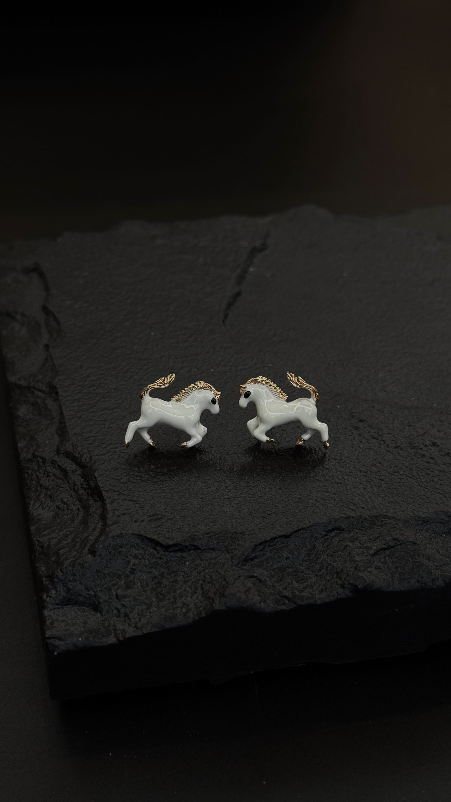 Серьги "лошадки" белые