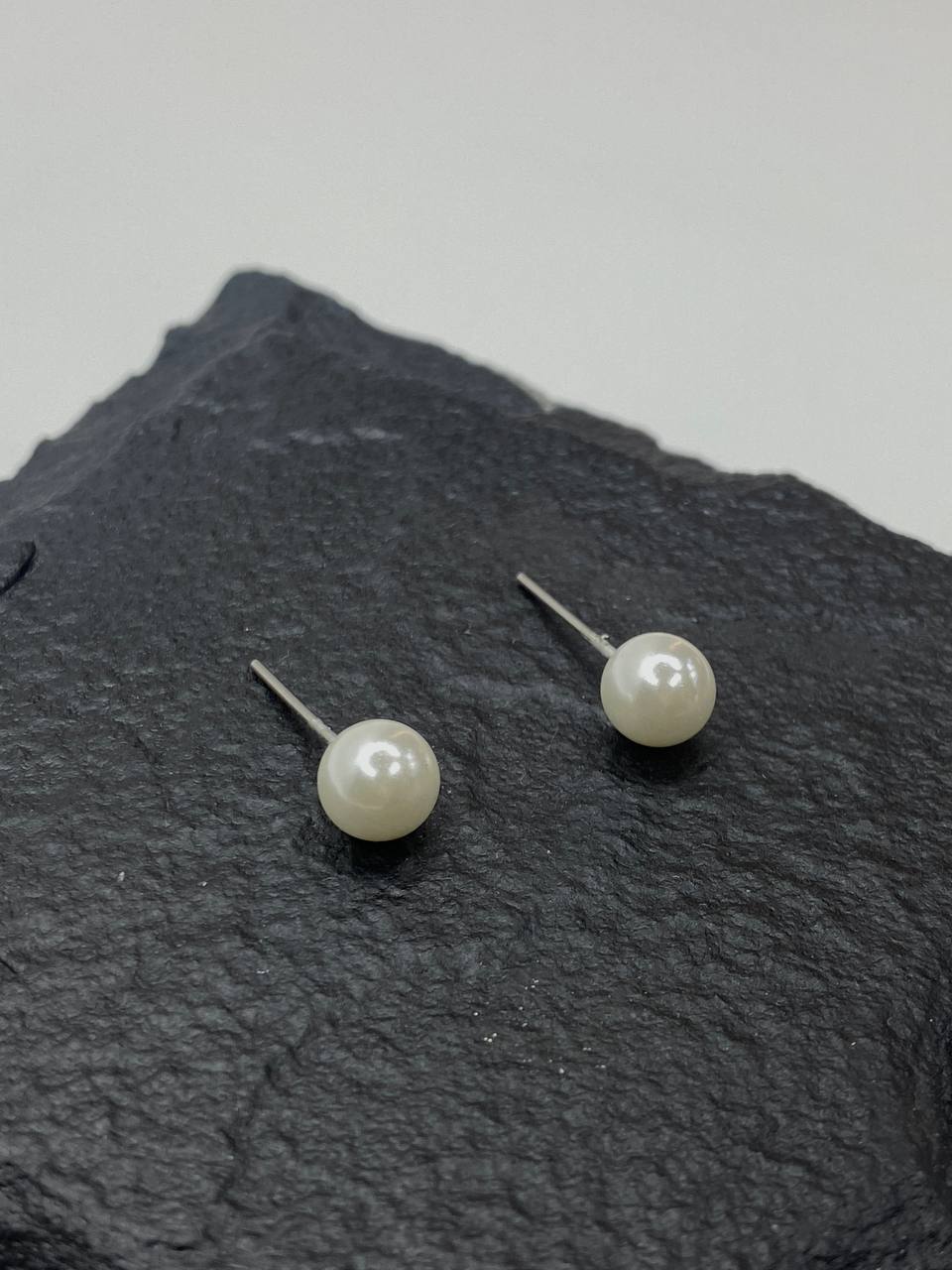 Серьги — гвоздики из имитации жемчуга