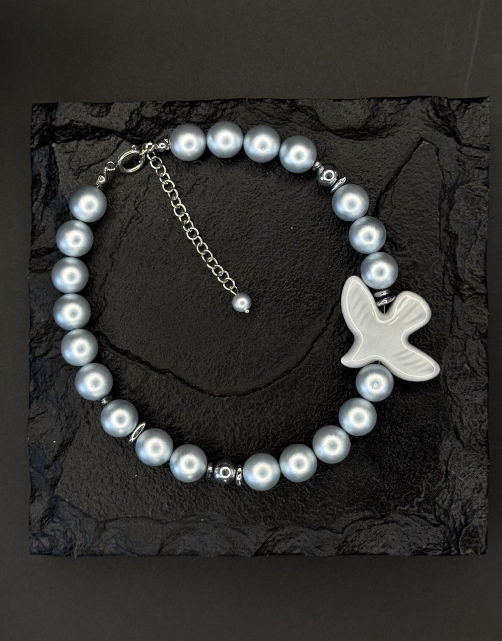 Колье из майорки с "птичкой