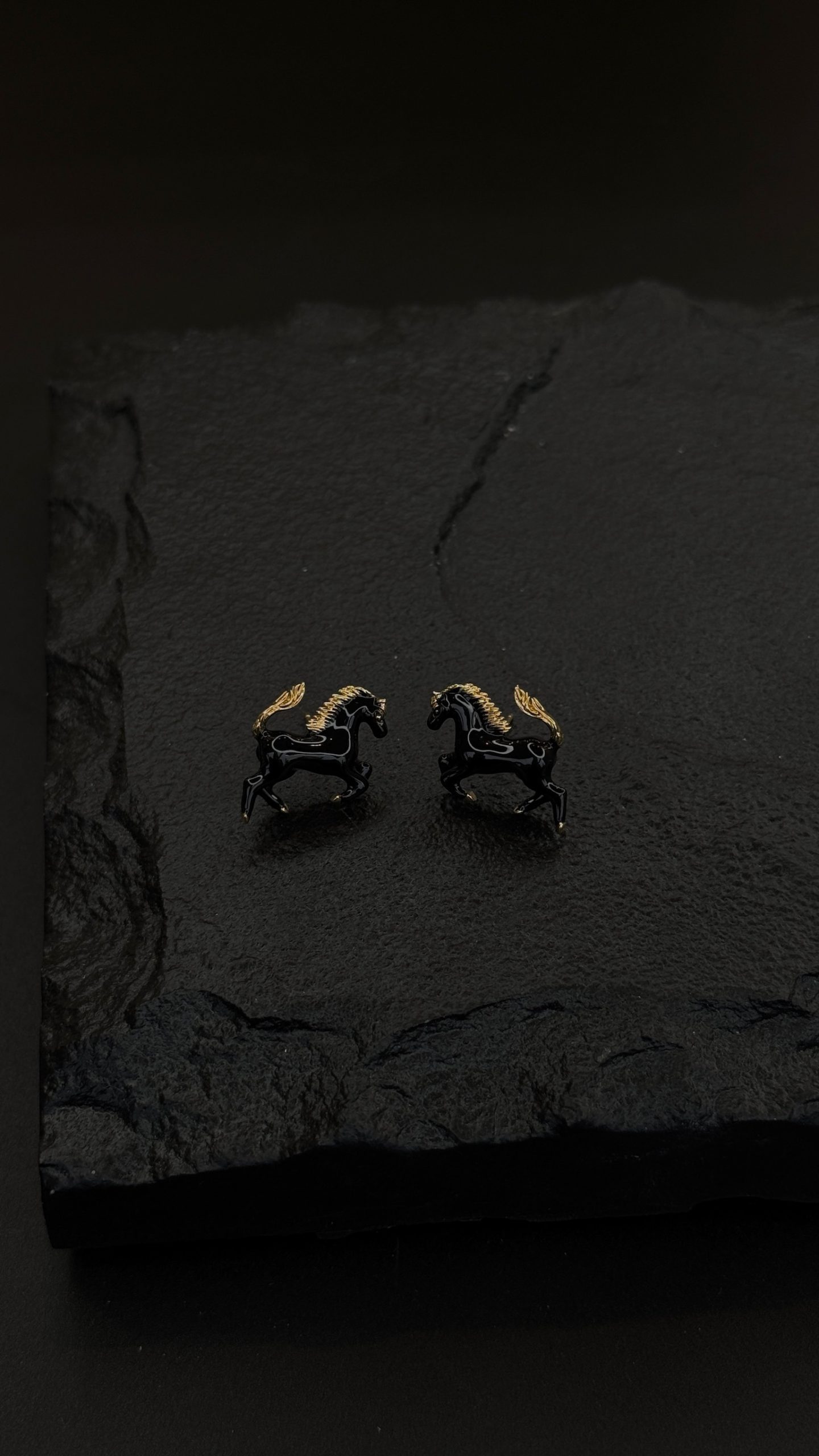Серьги "лошадки" черные