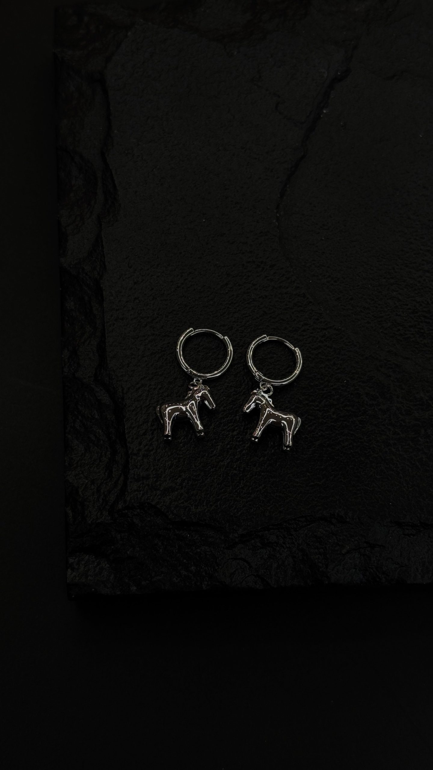 Серьги из латуни в родиевом покрытии "лошадки