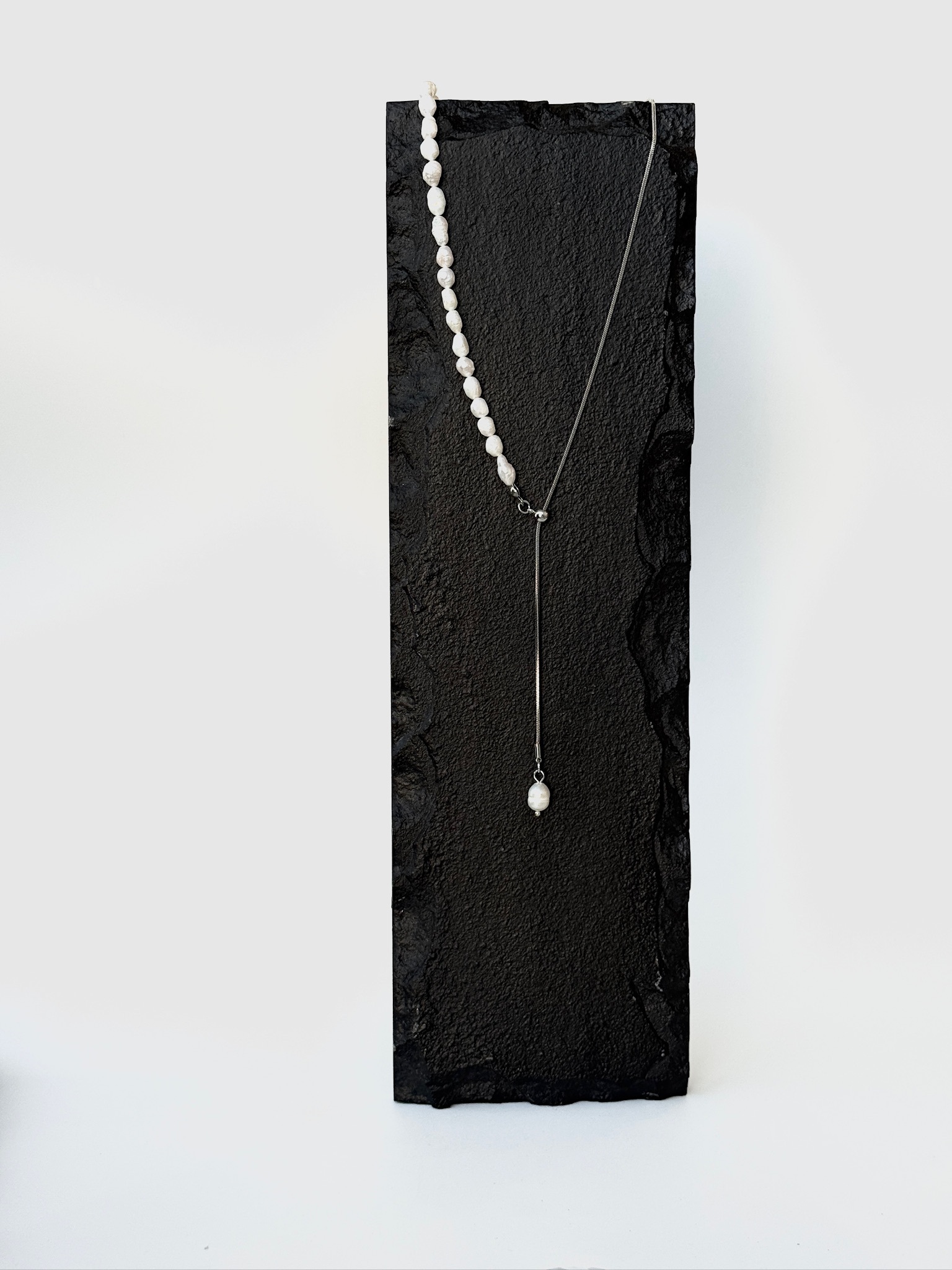 Колье-сотуар из латуни в родиевом покрытии с жемчугом