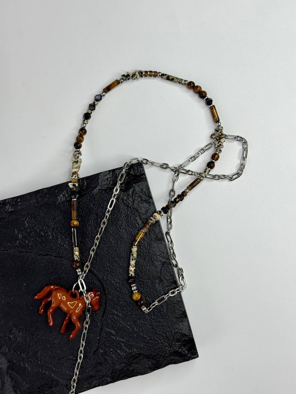 Колье из натуральных камней и цепи с лошадкой