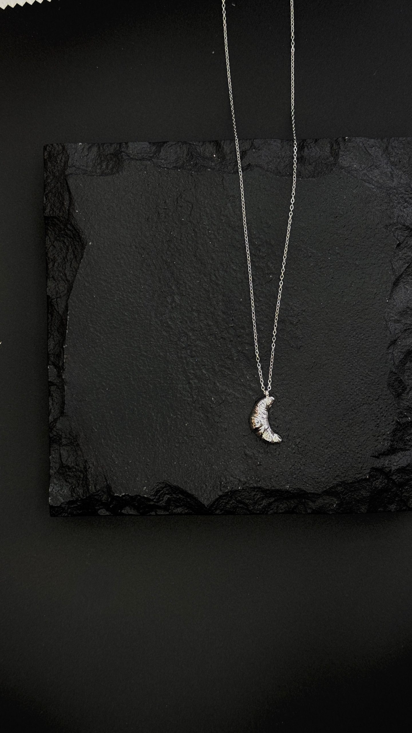 Цепь с подвеской "круассан" из ювелирной стали