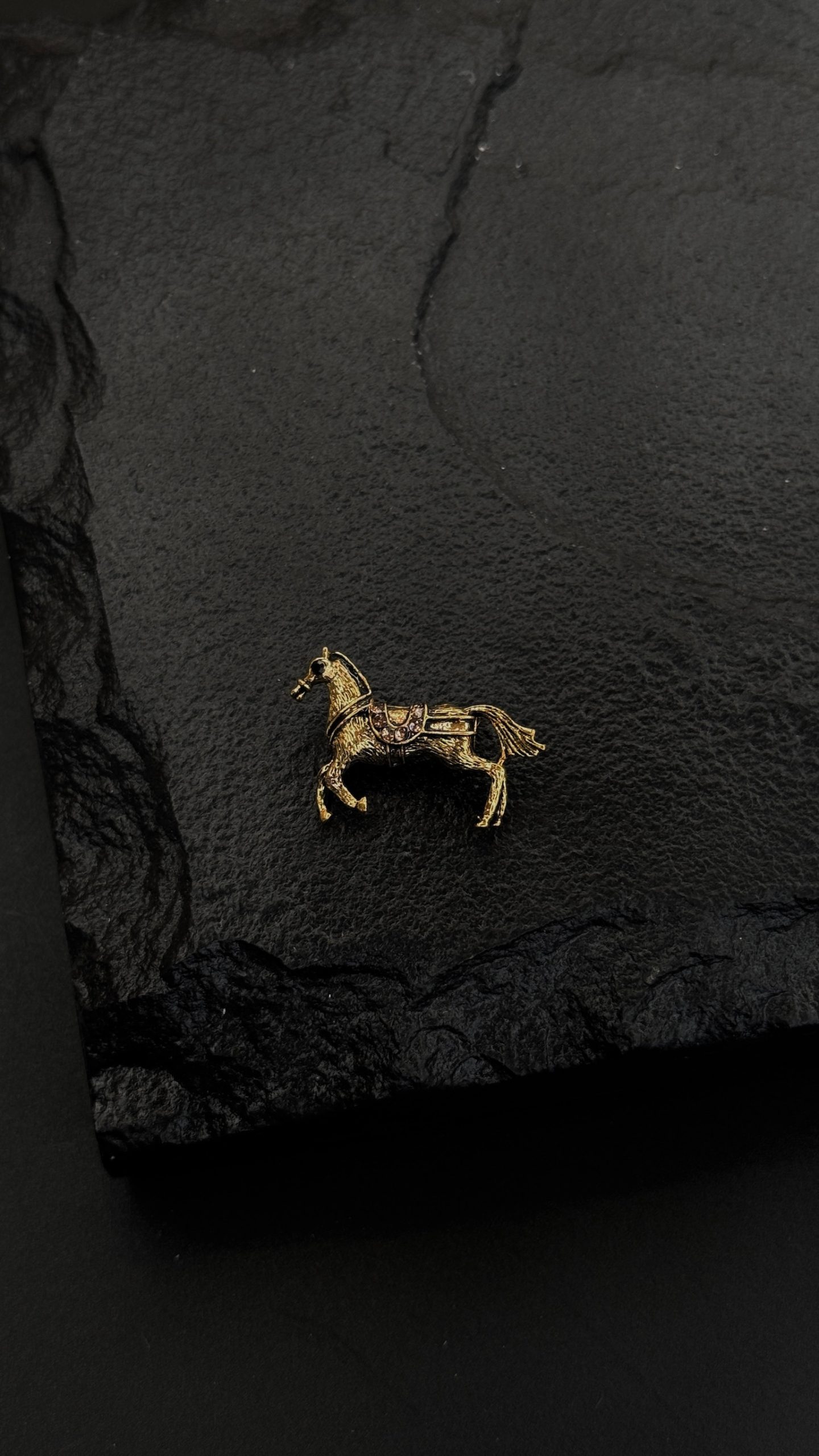 Брошь «лошадка» в позолоте