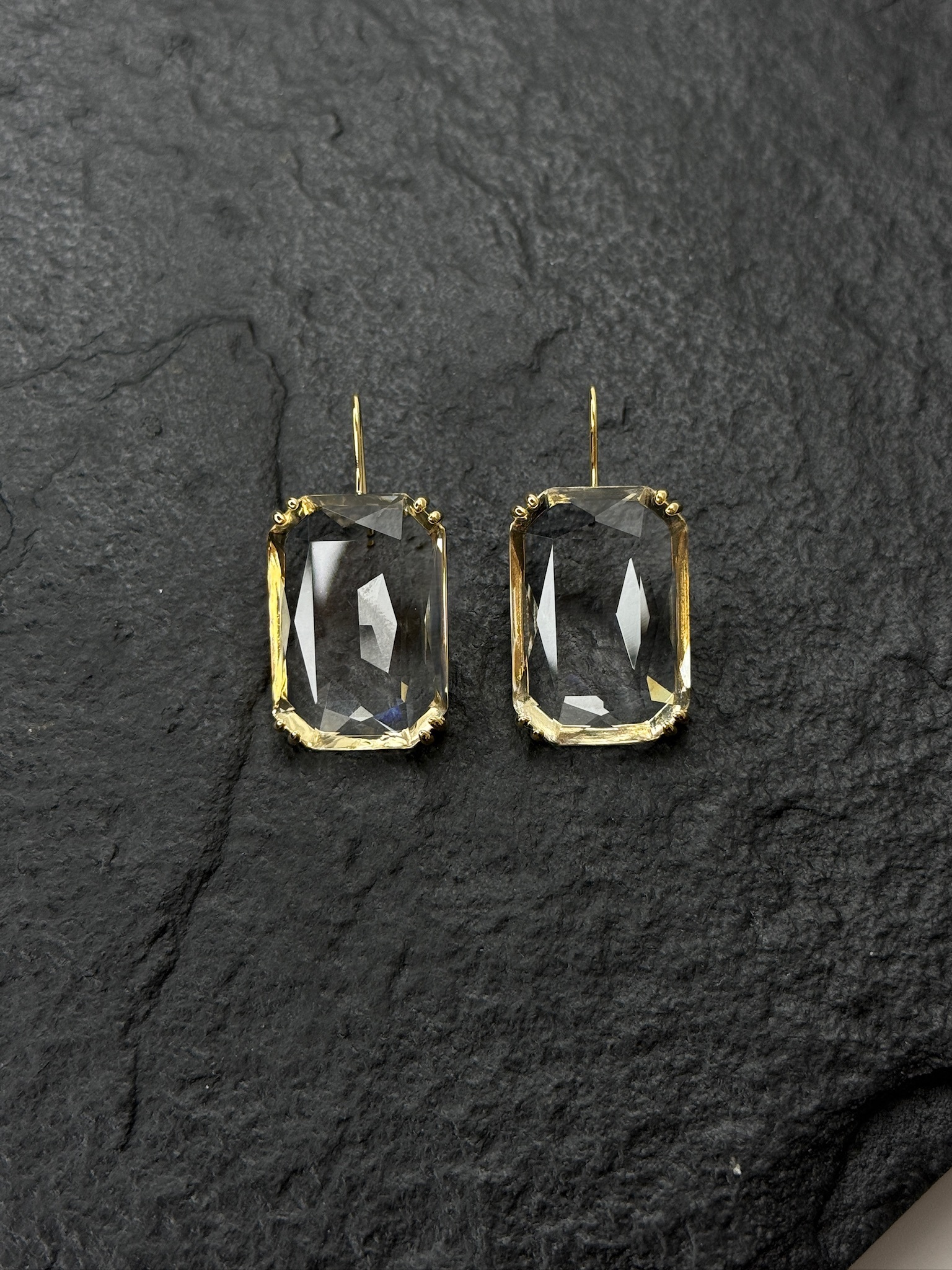 Серьги с крупными вставками из ювелирного стекла в позолоте