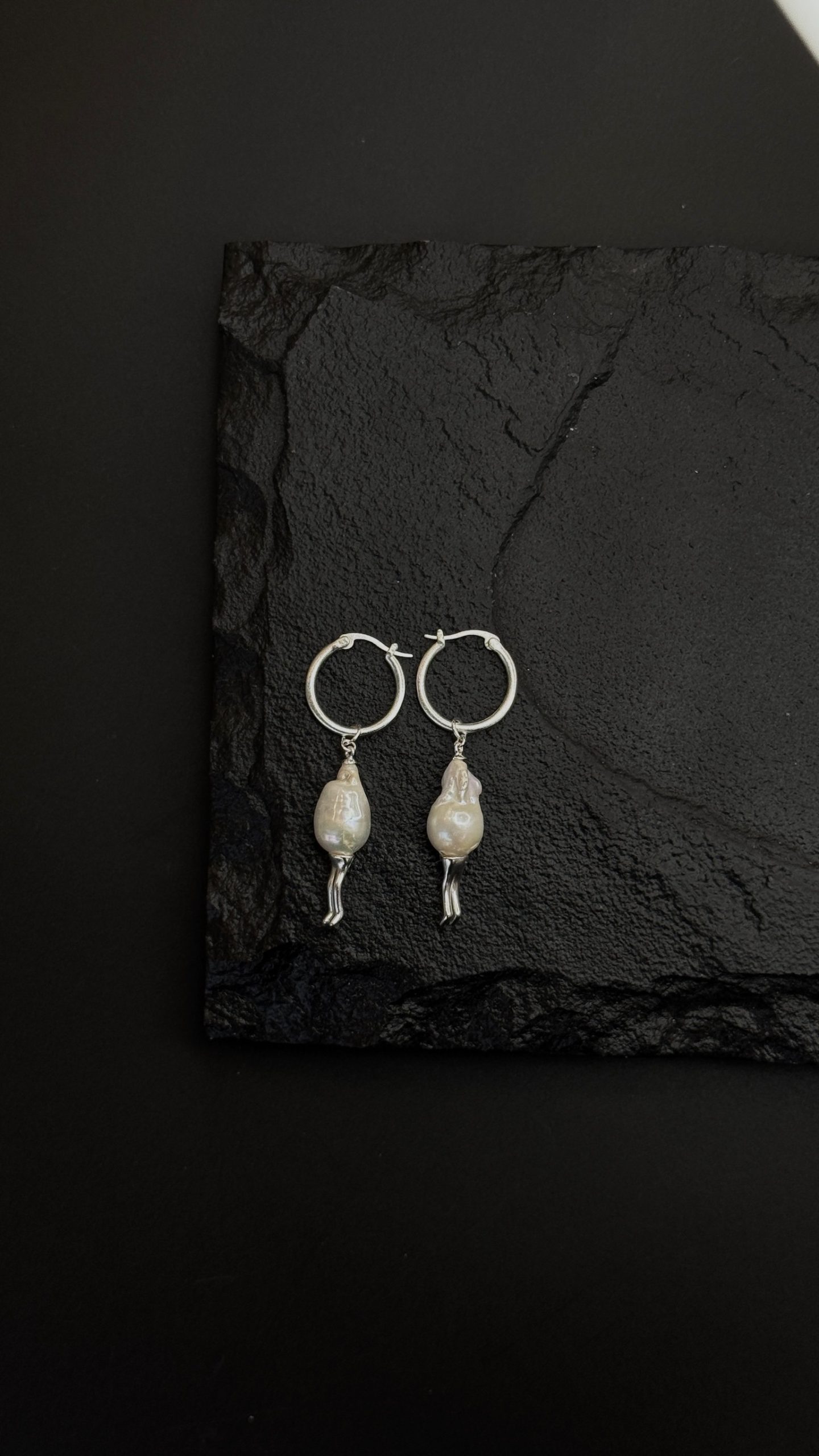 Серьги из латуни в родиевом покрытии жемчужина с ногами