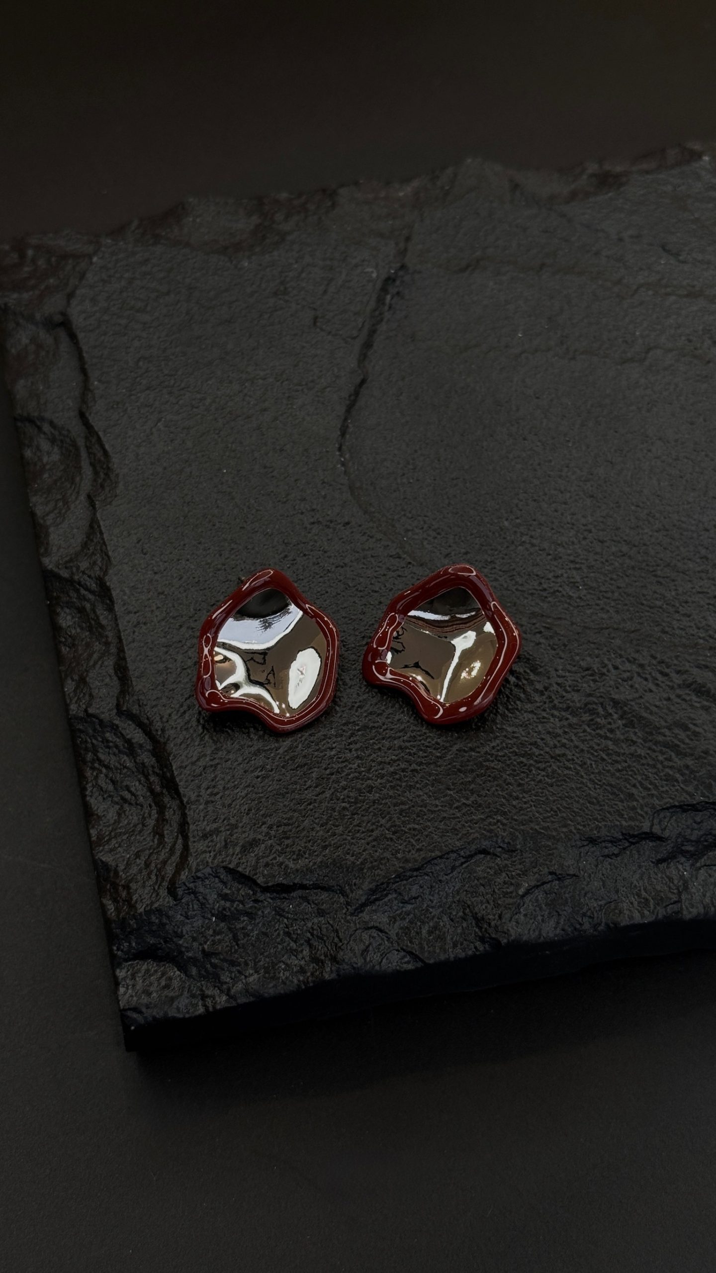 Серьги из латуни в родиевом покрытии с каймой бордо