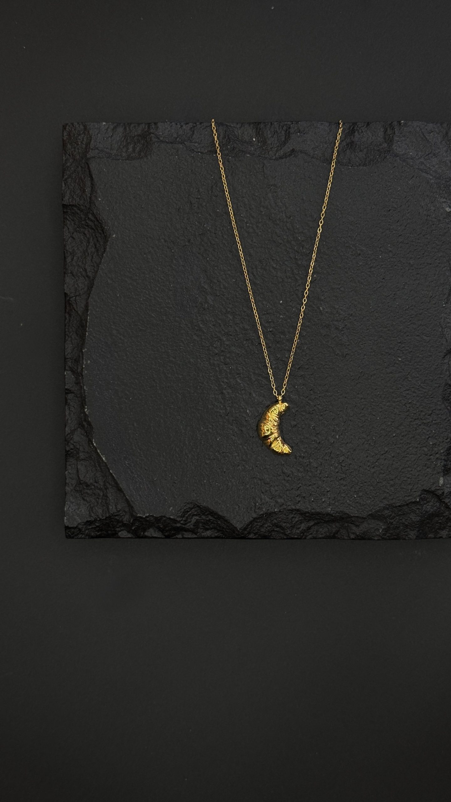 Цепь с подвеской "круассан" из ювелирной стали