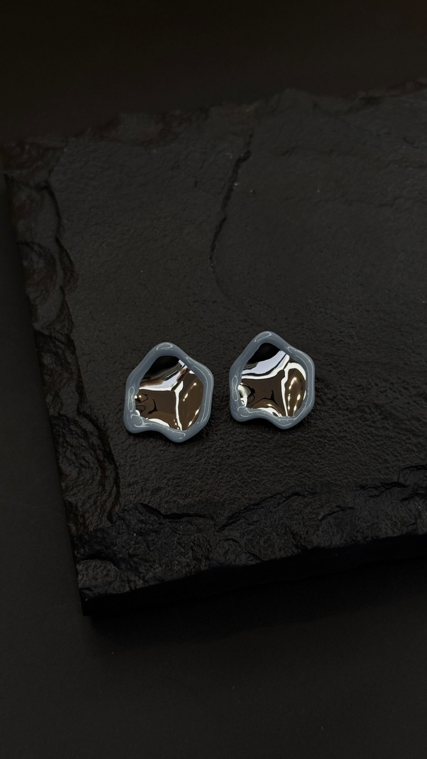 Серьги из латуни в родиевом покрытии с голубой каймой