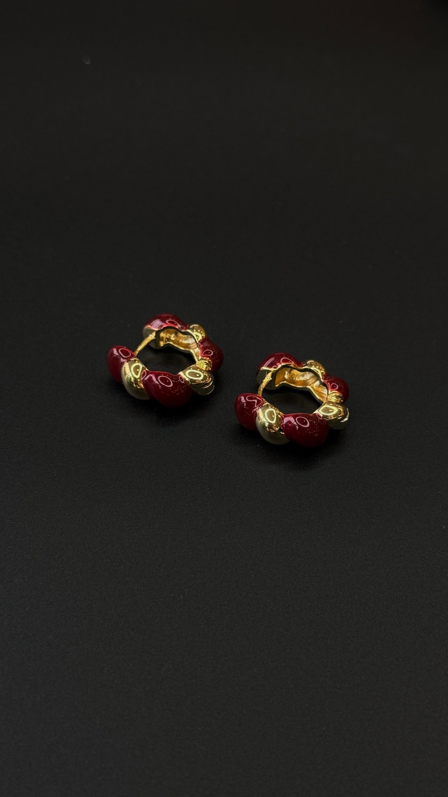 Серьги из латуни в позолоте в бордовом акриловом покрытии