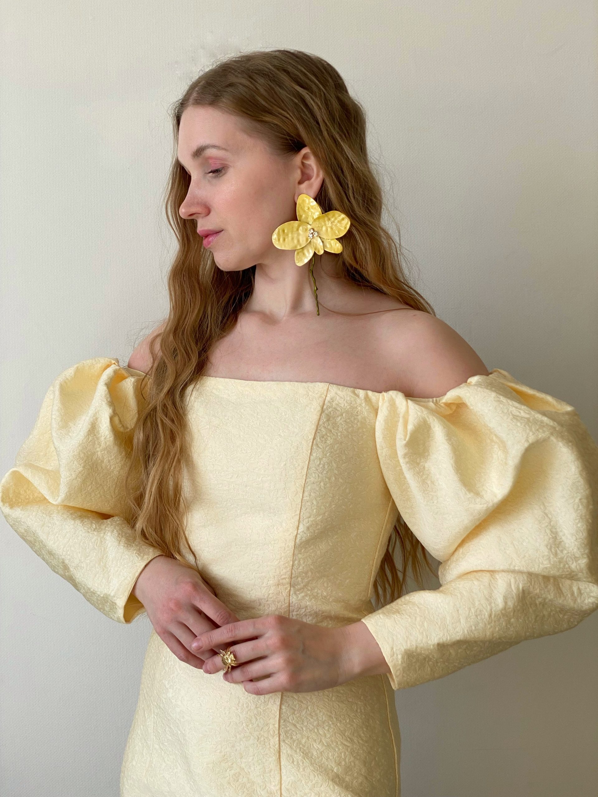 Моносерьга ЦВЕТОК сливочное масло