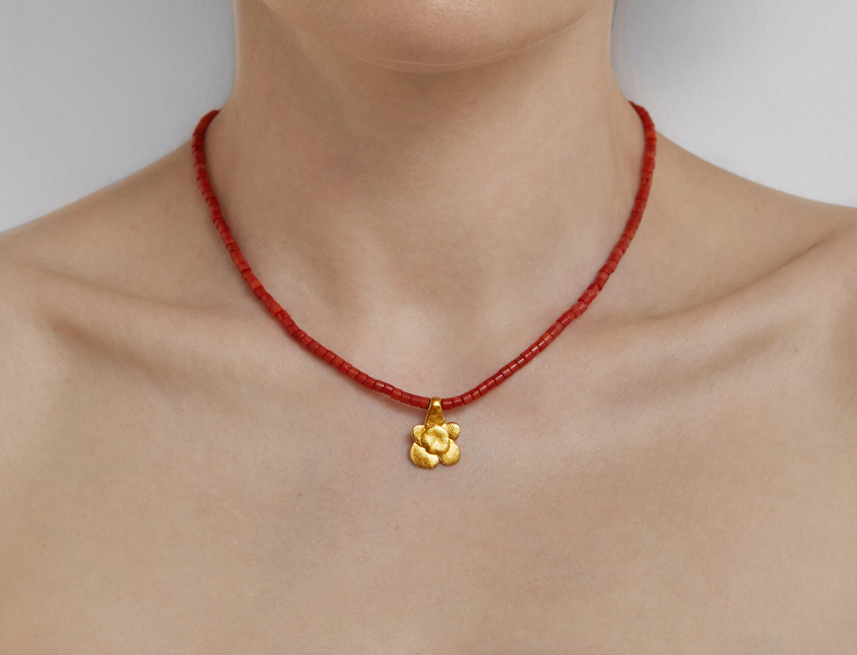 ЧОКЕР из коралла с цветочком