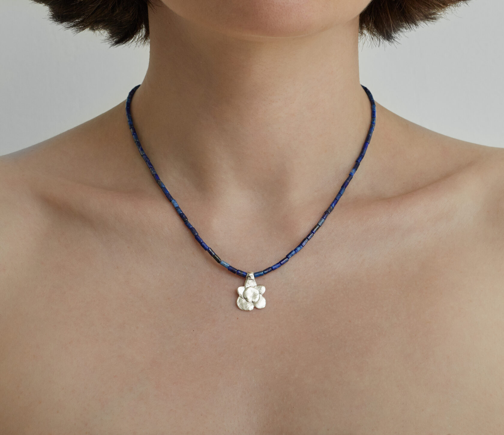 ЧОКЕР из лазурита с цветочком