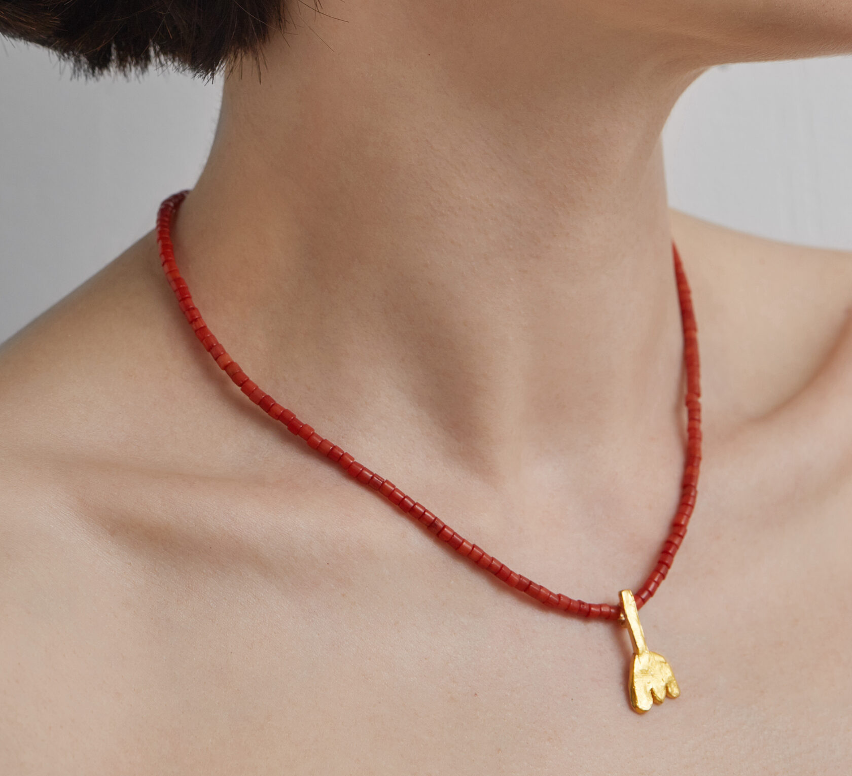 ЧОКЕР из коралла с тюльпаном