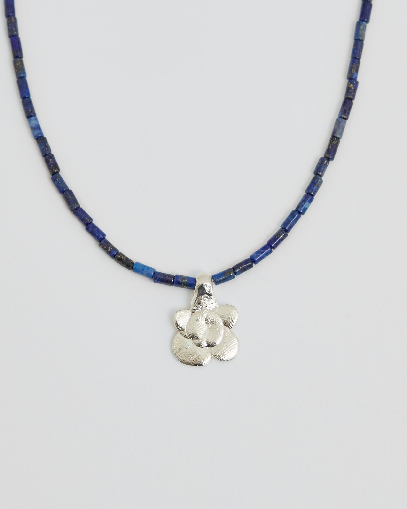 ЧОКЕР из лазурита с цветочком