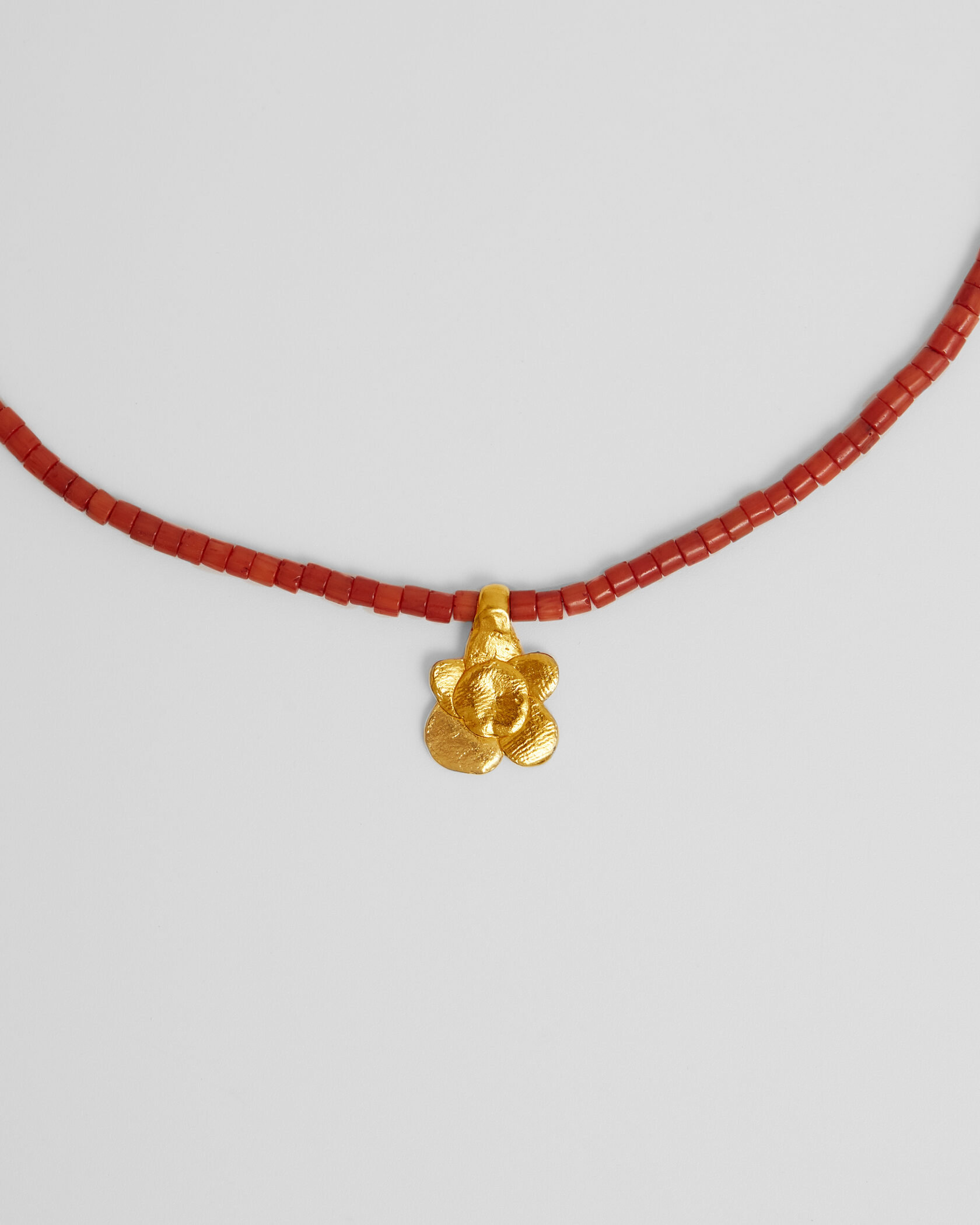 ЧОКЕР из коралла с цветочком