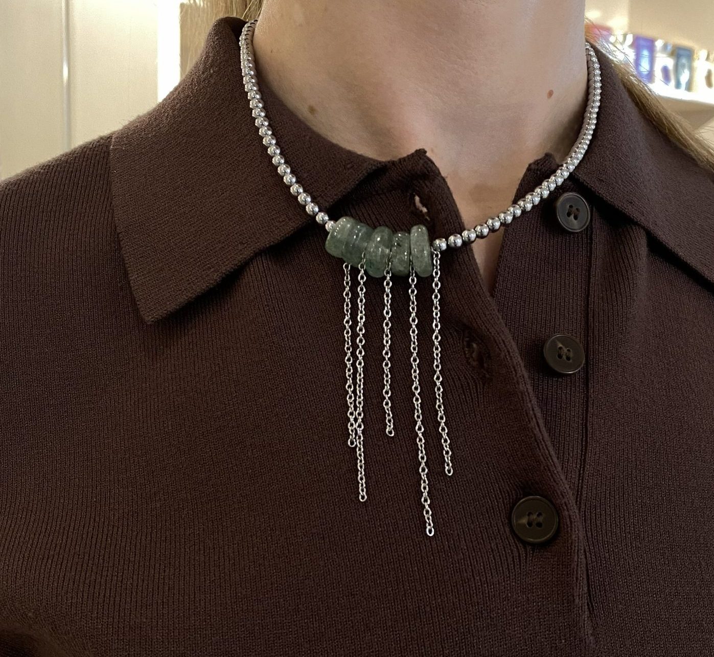 Колье из гематита, сахарного кварца и цепей