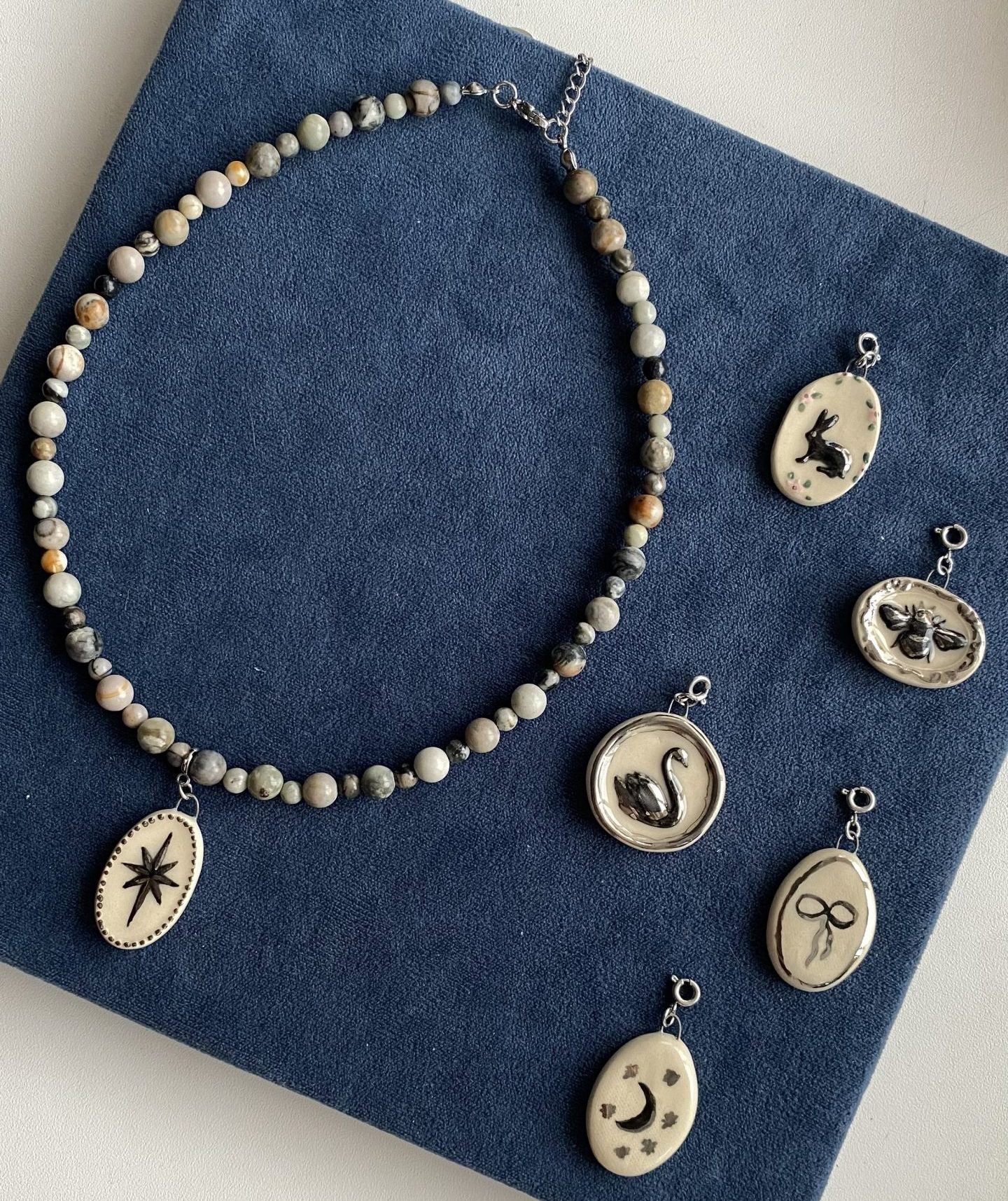 Чокер из яшмы с керамической подвеской