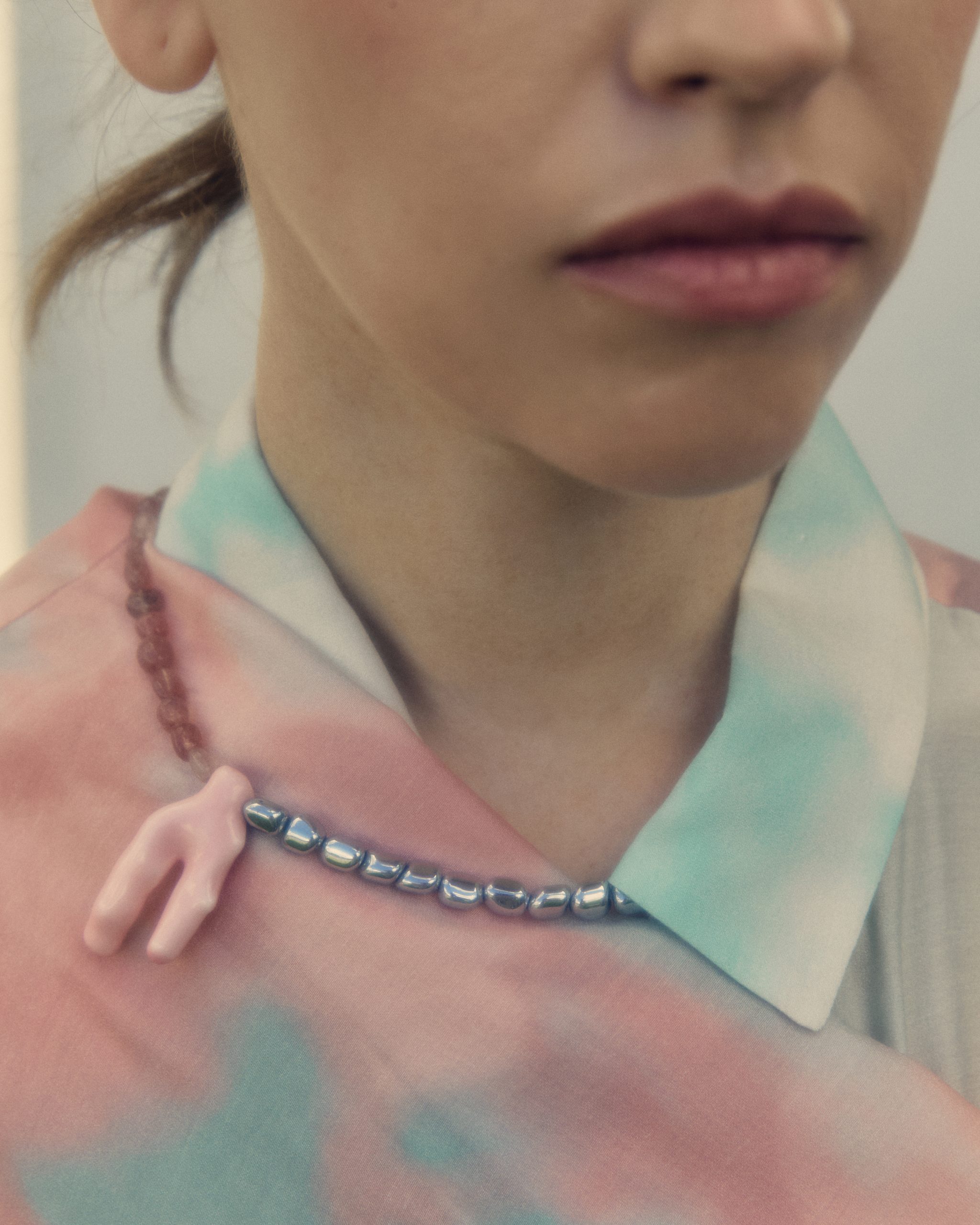 Ожерелье из гематита, кварца и керамической подвески